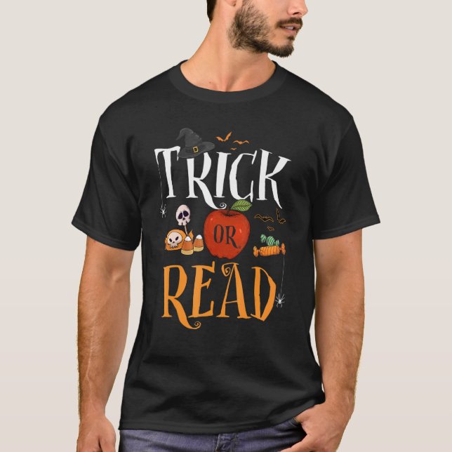 Tricks Or Read Librarian Halloween Costume Book T Shirt (Framsida)