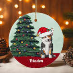Tricolor Corgi Santa Hat, Personlig jul Julgransprydnad Keramik<br><div class="desc">Denna vackra Pembroke Welsh Corgi hund har en söt Jultomten-hatt och ett vackert huvud. Tricolor-valpen är sitta framför ett söt Julgran som dekorerats med färgstarka ornament. Anpassa ditt husdjurs namn under min favoritdogms underbara teckning.</div>