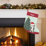 Tricolor Corgi Santa Julgran Anpassningsbar Red Liten Julstrumpa<br><div class="desc">Den vackra Pembroke Welsh Corgi-hund har sitt huvud lutat inuti en söt Jultomten-hatt. Valpen är sitta framför ett söt Julgran som är dekorerat med färgstarka ornament. Anpassa den här julklappen för ditt sällskapsdjur i en vacker röd kursiv stil ovanför den underbara teckning i min favoritdogm.</div>