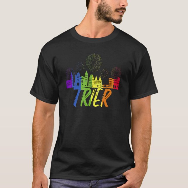 Trier Pride Skyline Pride Parad Trier T Shirt (Framsida)