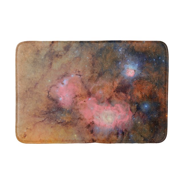 Trifid and Lagoon Nebulae Badrumsmatta (Framsidan)