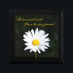 Trinket Box för vita Daisy Smyckeskrin<br><div class="desc">Den här smyckeskrinen i anpassadet har en vit Shasta-daisy blomma på den och frasen "Att ha och hålla i", vilket skulle göra det till en idealisk presentlåda för bröllop för att lagra en överraskningsjubileumsgåva, eller låta det vara själva presenten för din speciella någon att lagra värdefulla minnesmärken eller juveler i....</div>