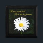 Trinket Box för vita Daisy Smyckeskrin<br><div class="desc">Den här smyckeskrinen i anpassadet har en vit Shasta-daisy blomma på den och frasen "Att ha och hålla i", vilket skulle göra det till en idealisk presentlåda för bröllop för att lagra en överraskningsjubileumsgåva, eller låta det vara själva presenten för din speciella någon att lagra värdefulla minnesmärken eller juveler i....</div>
