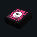 Trinket Box Rulla Black White Chandelier rosa   Smyckeskrin<br><div class="desc">Den här personligens moderna och trendig-shock rosa, svarta och vita pallrumsskåpsruta har en bakgrund mönster av rosa och svart ornerade scrollsar på den som skulle vara en idealisk gåva för dina bröllop-assistenter att lagra sina smycken eller minnesmärken i. Anpassa texten till önskad spelar ingen roll. Storlek text och ruta är...</div>