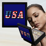 Trinket USA flagga Minnesask<br><div class="desc">Den här produkten har den amerikanska flagga färg - röd, vit och blå. Det är ett underbart sätt att visa kärlek för land och det skulle vara perfekt för vardaglig använda eller speciella helgdagar som den 4 juli, minnesdagen och veterandagen. Det här ser bra ut på vilken produkt som helst...</div>