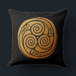 Triple Celtic Knot Swirl Mandala Kudde<br><div class="desc">Dramatiskt svart och guld invecklat tre keltiska snurra mandala. Externa spiral och trinitknop i guld mot svart bakgrund</div>