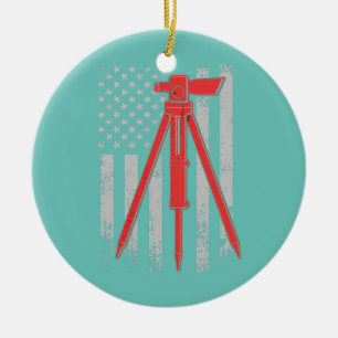 Tripod Survey Flagga America 4:e juli Land Surveyo Julgransprydnad Keramik