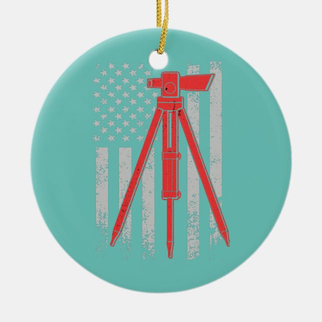 Tripod Survey Flagga America 4:e juli Land Surveyo Julgransprydnad Keramik (Framsidan)