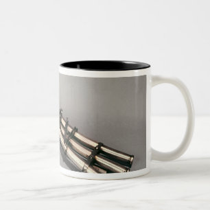 Trippel-barrelled pistol Två-Tonad mugg