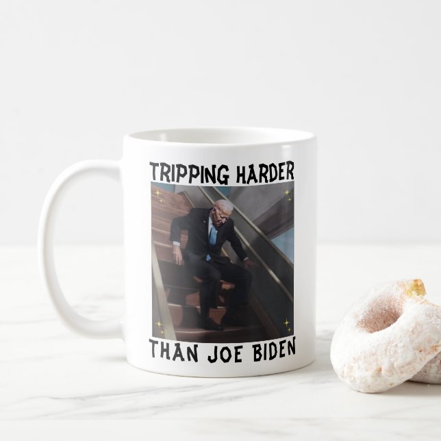 Tripping Harder Than Joe Biden Kaffemugg (Med munk)