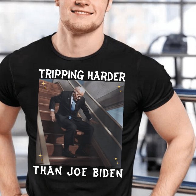 Tripping Harder Than Joe Biden T Shirt (Skapare uppladdad)
