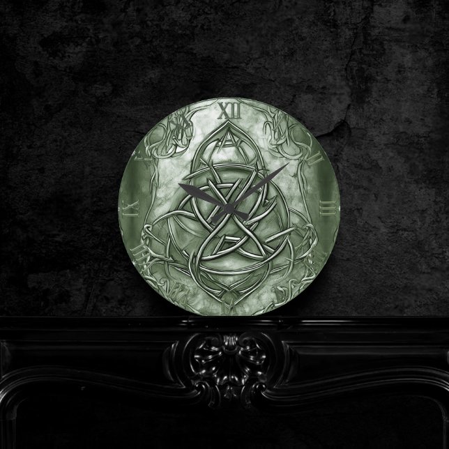 Triquetra Trinity Knot Sage Grönt Faux Metallic Rund Klocka (Skapare uppladdad)