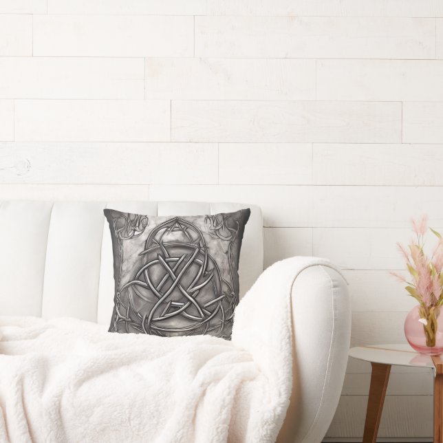 Triquetra Trinity Knot Silvery Pewter Faux Metall Kudde (Soffa)