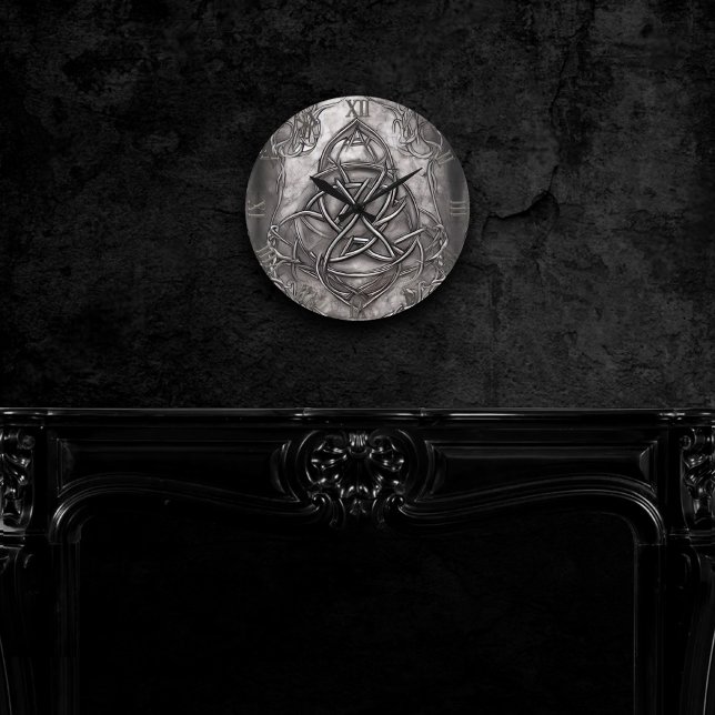 Triquetra Trinity Knot Silvery Pewter Faux Metall Rund Klocka (Skapare uppladdad)