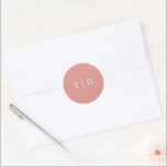 Trisha Coral Rosa Modern Bröllop Runt Klistermärke<br><div class="desc">Moderna bröllopsmärken med en ren design med ditt monogram i ett serif-teckensnitt.</div>