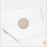Trisha Earthy Neutralt Modern Bröllop Runt Klistermärke<br><div class="desc">Moderna bröllopsmärken med en ren design med ditt monogram i ett serif-teckensnitt.</div>