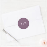 Trisha Lila Modern Bröllop Runt Klistermärke<br><div class="desc">Moderna bröllopsmärken med en ren design med ditt monogram i ett serif-teckensnitt.</div>