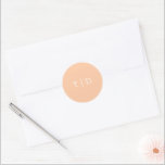 Trisha Peach Modern Bröllop Runt Klistermärke<br><div class="desc">Moderna bröllopsmärken med en ren design med ditt monogram i ett serif-teckensnitt.</div>