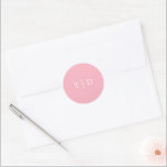 Trisha Rosa Modern Bröllop Runt Klistermärke<br><div class="desc">Moderna bröllopsmärken med en ren design med ditt monogram i ett serif-teckensnitt.</div>