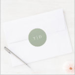 Trisha Sage Grönt Modern Bröllop Runt Klistermärke<br><div class="desc">Moderna bröllopsmärken med en ren design med ditt monogram i ett serif-teckensnitt.</div>