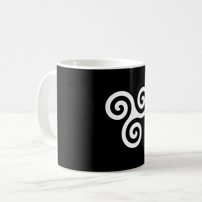 TRISKELION TRIPLE CELTIC SPIRAL KAFFEMUGG (Framsida vänster)