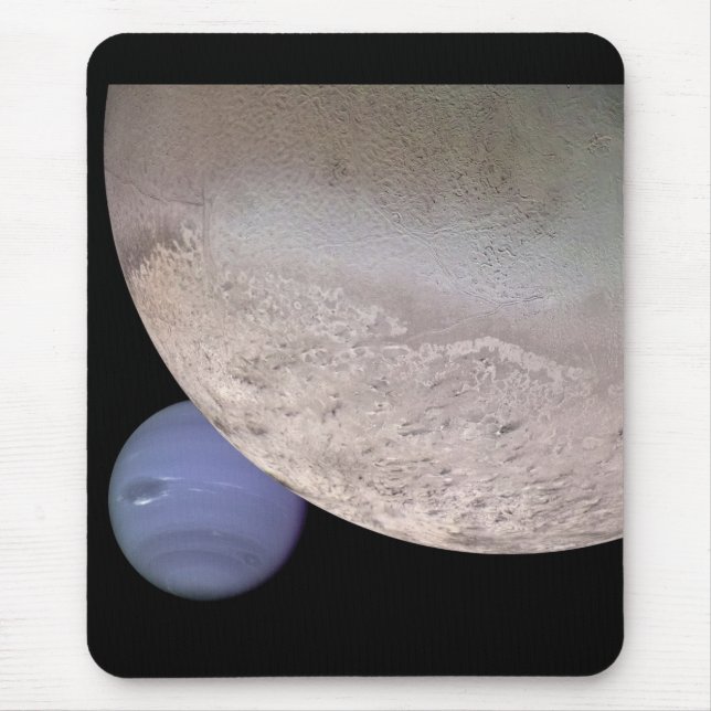 Triton med Neptune i bakgrundsNASAEN Musmatta (Framsidan)