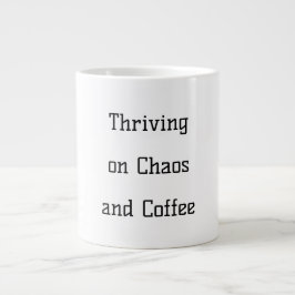 Trivs i kaos (och kaffe) rolig mugg jumbo mugg