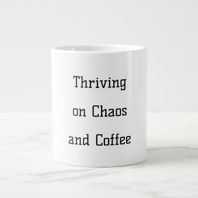 Trivs i kaos (och kaffe) rolig mugg  jumbo mugg (Framsidan)