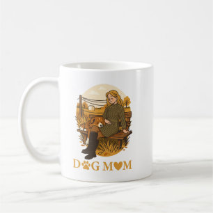 Trivsam hundmamma som knyter band med sin följesla kaffemugg