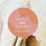 TRIXIE Retro 70:s Groovy Rosa och Orange Bröllop Runt Klistermärke<br><div class="desc">Det här bröllopsförmånsmärket har orange i roligt,  en skarp bakgrund i rosan och ett återsnitt och solsprängning. Redigera enkelt all färg för att uppfylla dina behov. Det här välkomsttecknet är perfekt för roligtens temahändelse 70.</div>