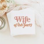 TRIXIE Retro 70:s hustru till Party Bachelorette Pappersservett<br><div class="desc">Den här "hustru till party"-napkin har ett retro 70-typsnitt med en  kombination och orange färg. Det här är perfekt för en möhippa- eller bachelorettfest. 💜 FÄRG ÄR REDIGERBART! Klicka på Anpassa ytterligare för att justera färgen.</div>