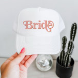 TrixIE Retro 70:s  och Orange Bride Keps<br><div class="desc">Den här truckerkepsen med brud bachelorette har ett retro 70-temateckensnitt i  färg och orange. Bestäm den vita bruden för den brud som ska skänkas och den samordnande orangen "babe"-hattar för din bachelorette-grupp. Färg är redigerbart! Klicka på Redigera design om du vill skapa ditt eget färg.</div>
