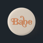 TRIXIE Retro 70's Party Bachelorette Babe Knapp<br><div class="desc">Den här "babe"-knappnålen har ett retro 70:s tematiska bubbelteckensnitt med orange- och beige-färgning. Koppla lätt ihop detta med den samordnande "bridnålen" för ett kohesivt bachelorettevenemang. Färg är redigerbart! Klicka på Redigera design om du vill skapa ditt eget färg.</div>