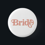 TRIXIE Retro 70's Party Bachelorette Bride Knapp<br><div class="desc">Den här bärbara knappnålen för "brud" har ett retro 70-tematiskt bubbelteckensnitt med orange- och rosa-färgning. Koppla lätt ihop detta med den samordnande "babe"-nålen för ett kohesivt bachelorette-evenemang. Färg är redigerbart! Klicka på Redigera design om du vill skapa ditt eget färg.</div>