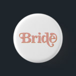 TRIXIE Retro 70's Party Bachelorette Bride Knapp<br><div class="desc">Den här bärbara knappnålen för "brud" har ett retro 70-tematiskt bubbelteckensnitt med orange- och rosa-färgning. Koppla lätt ihop detta med den samordnande "babe"-nålen för ett kohesivt bachelorette-evenemang. Färg är redigerbart! Klicka på Redigera design om du vill skapa ditt eget färg.</div>