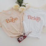 TRIXIE Retro 70's Thmet Groovy Babe Bachelorette T Shirt<br><div class="desc">Den här babe-bachelorette-skjortan har ett retro 70-tal med temat färgning av grå orange. Bestäm den vita bridlösningen för skjortan och den samordnande orangen "babe"-skjortor för din bachelorette-grupp. Färg är redigerbart! Klicka på Redigera design om du vill skapa ditt eget färg.</div>