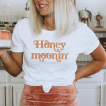 TRIXIE Retro 70's Thmet Honeymoonin'Bride T Shirt<br><div class="desc">Den här honeymynningens skjorta har ett retro 70:s tematerade typsnitt med en grå färgning av orangen. Den här skjortan gör perfekten till en brud som ska vara på hennes möhippa eller bachelorette helg så att hon kan bära den på sin smekmånad. Färg är redigerbart! Klicka på Redigera design om du...</div>
