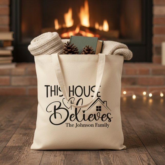 Tro Anpassningsbar Christian Tygkasse (This House Believes Custom Christian Tote Bag - Just add your family name or special text.)
