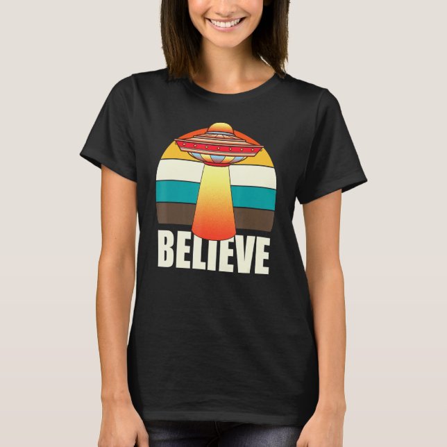 Tro att Retro Ufo Space-oidentifierat flygobjekt ä T Shirt (Framsida)