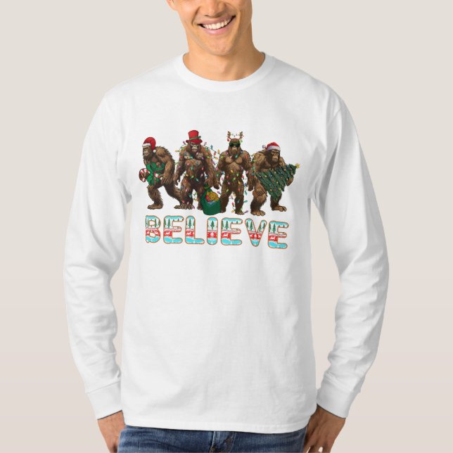 Tro Bigfoot-julskeppet |Juli-Helgdag T Shirt (Framsida)