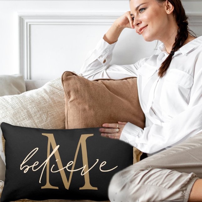 Tro Elegant Guld Monogram Initial Black Lumbarkudde (Skapare uppladdad)