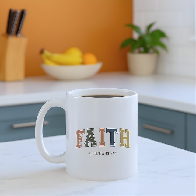 Tro Faith Varsity Style Text Efesierna 2:18 Kaffemugg (Skapare uppladdad)