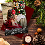 Tro - Gnistra Stars Photo Red jul Julkort<br><div class="desc">Det här enkla julkortet innehåller ditt foto omgivet av en mängd mousserande stjärnor. I texten vid grund står "tro" och det finns utrymme för ett kort hälsning och namnteckning. Klassi och elegant för att skicka semesterhälsningar. Baksidan har en rik fläckig burgundröd mönster.</div>