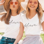 Tro handskriven skripttypografi t shirt<br><div class="desc">Tro Handskriven skripttypografi En enda ord kan säga allt. Denna minimalistiska utformning med ett motiverande ord i ett informellt handskriftsformat stil. Texten kan ändras till ett annat färg om du vill.</div>