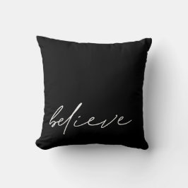 Tro handskrivet skript, minimalistiskt svart kudde