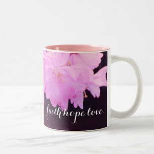 Tro Hopp Kärlek Monogram Namn Rosa Körsbärsblomma Två-Tonad Mugg