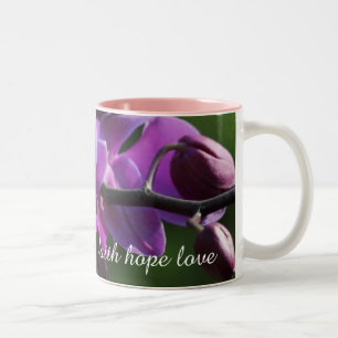 Tro Hopp Kärlek Monogram Namn Rosa Orkidéblommor Två-Tonad Mugg