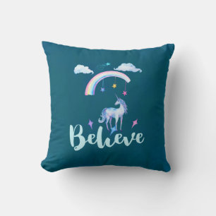 Tro med en vattenfärgad Unicorn under ett regnbåge Kudde