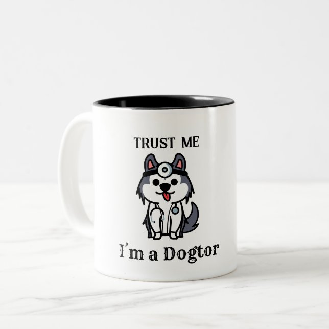 Tro mig jag är DOGTOR - tecknad hund Två-Tonad Mugg (Framsida vänster)
