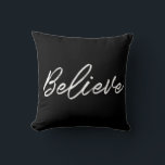 Tro modernt vitt teckensnitt kudde<br><div class="desc">En modern typografi och snyggt för den här anpassningsbara helgdag.</div>